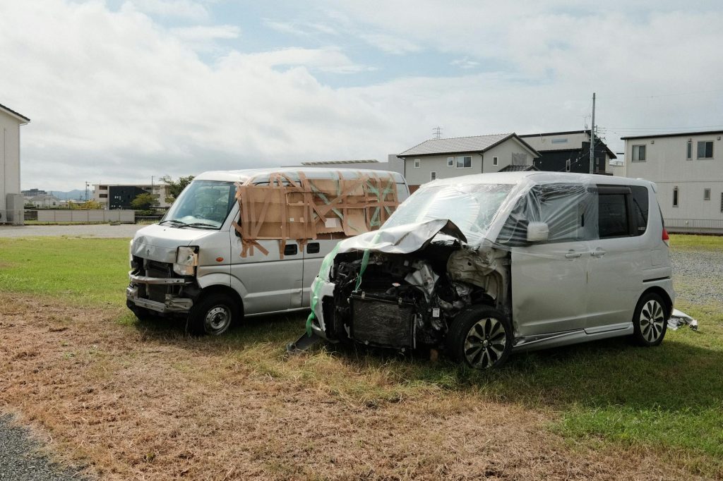 Illustration of steps to take after a commercial vehicle accident for safety and legal rights.